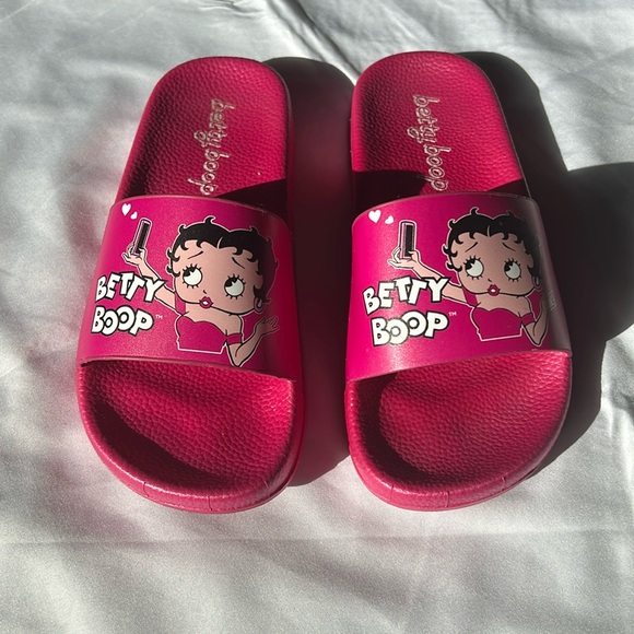 Betty Boop Pink Slides - Picture 2 of 10
